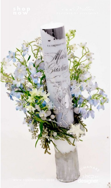 Lumanare botez scurta cu flori naturale delphinium si folie argintie personalizata 1